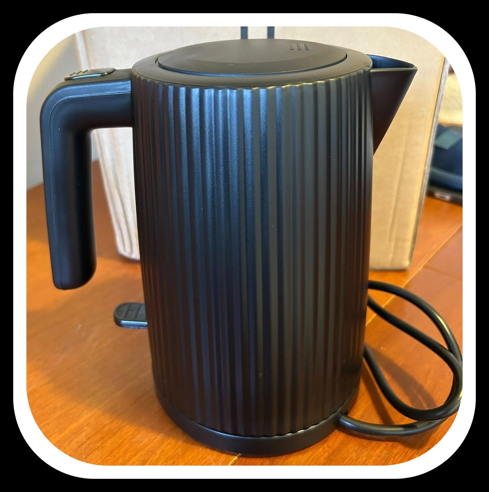 Grooved Kettle fast boil kettle has a 1.5 litre capacity boxed brand new